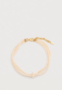 Τρεις σειρές από μικρές, εκρού πέρλες με χρυσό κούμπωμα αστακού και επέκταση αλυσίδας, με υφή και στρογγυλεμένο σχήμα.