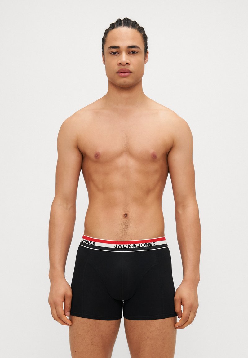 Boxer-briefs en coton noir avec une ceinture élastique ornée d'une bande rouge et blanche et du logo "JACK & JONES". Design à coupe régulière.