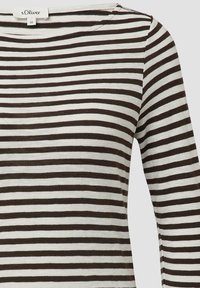 Gestreepte top met lange mouwen in off-white en donkerbruin, met een ronde halslijn en een geribde textuur. Etiket zichtbaar met maat 36.