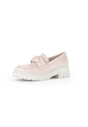 Lyserød læderloafer med chunky hvid sål og flettet rem detalje, designet til casual og semiformal brug.