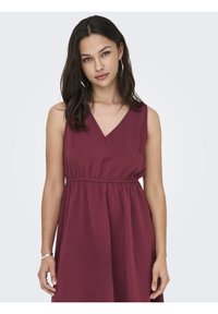 Robe sans manches bordeaux avec un décolleté en V, une taille élastique et un design fluide. Tissu lisse avec une texture subtile, sans motifs visibles.