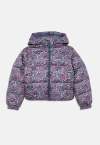 Chaqueta acolchada azul con capucha, decorada con pequeños patrones de flores rojas y rosas y corazones, cremallera frontal y puños elásticos.