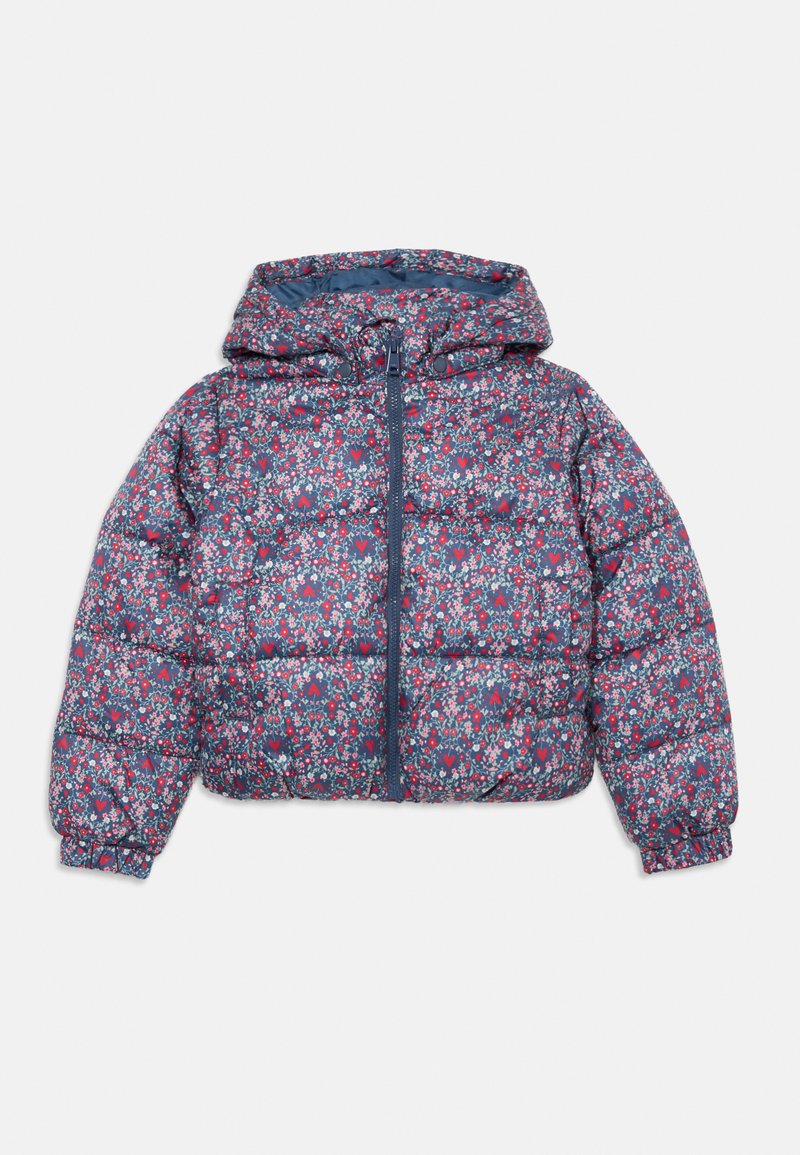 Chaqueta acolchada azul con capucha, decorada con pequeños patrones de flores rojas y rosas y corazones, cremallera frontal y puños elásticos.