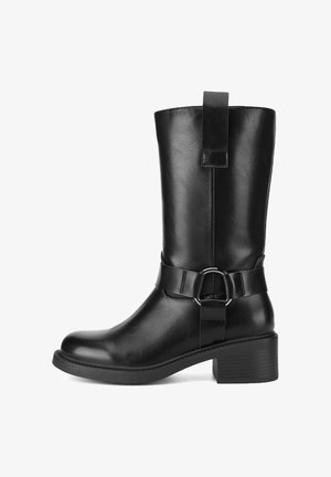 Schwarzer lederner Stiefel mittlerer Schafthöhe mit Blockabsatz, rundem Zehenbereich, Zuglasche und dekorativem Riemen mit silbernem Ring um den Knöchel.