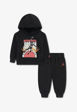 Completo con felpa con cappuccio nera e pantaloni della tuta, caratterizzato da una stampa grafica con il testo "AUTHENTIC JORDAN WORLDWIDE." Realizzato in tessuto morbido con polsini a coste.