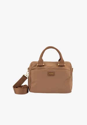 Sac à main rectangulaire marron avec des poignées courtes et une bandoulière amovible, avec une petite étiquette logo à l'avant.