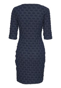 Mörkblå klänning i texturerad tyg med ett vävt mönster, trekvartsärmar och figurnära silhuett. Bakifrån visad.