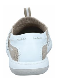 Witte en beige sneaker met een bovenwerk van mesh, textuuraccenten, een gestikt ontwerp en een lus aan de achterkant. Glad leren zool.