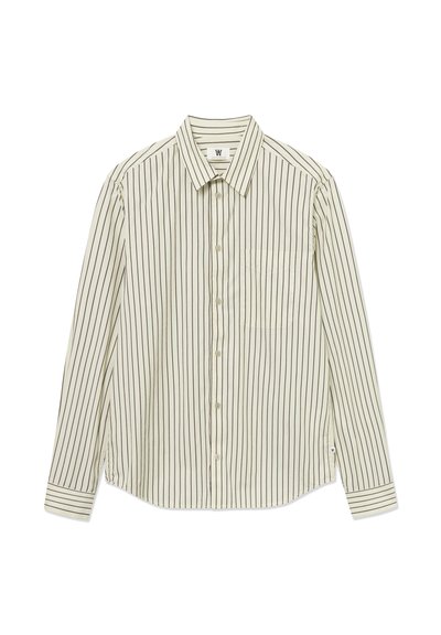 Chemise claire à boutons avec des rayures verticales foncées, une poche poitrine unique et des manches longues. Fabriquée en tissu lisse avec un col.