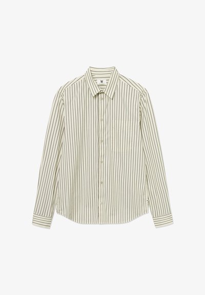 Chemise claire à boutons avec des rayures verticales foncées, une poche poitrine unique et des manches longues. Fabriquée en tissu lisse avec un col.