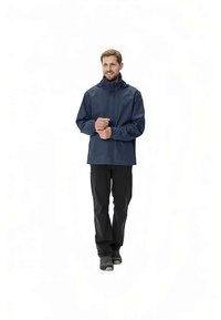 Ναυτικό αδιάβροχο μπουφάν με κουκούλα και μπροστινό φερμουάρ, σε συνδυασμό με μαύρο παντελόνι και γκρίζα παπούτσια, σχεδιασμένο για υπαίθριες δραστηριότητες.