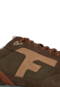 Braune Wildleder- und Stoffschuhe mit einem sandfarbenen Akzent, orangebraunen Schnürsenkeln und einem großen "F"-Logo. Strukturiertes Obermaterial mit Kontrastnähten.