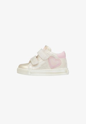 Velcro-sneakers i metallisk guld med en mjuk rosa hjärtapplikation, med en strukturerad yta och en vit gummisula.