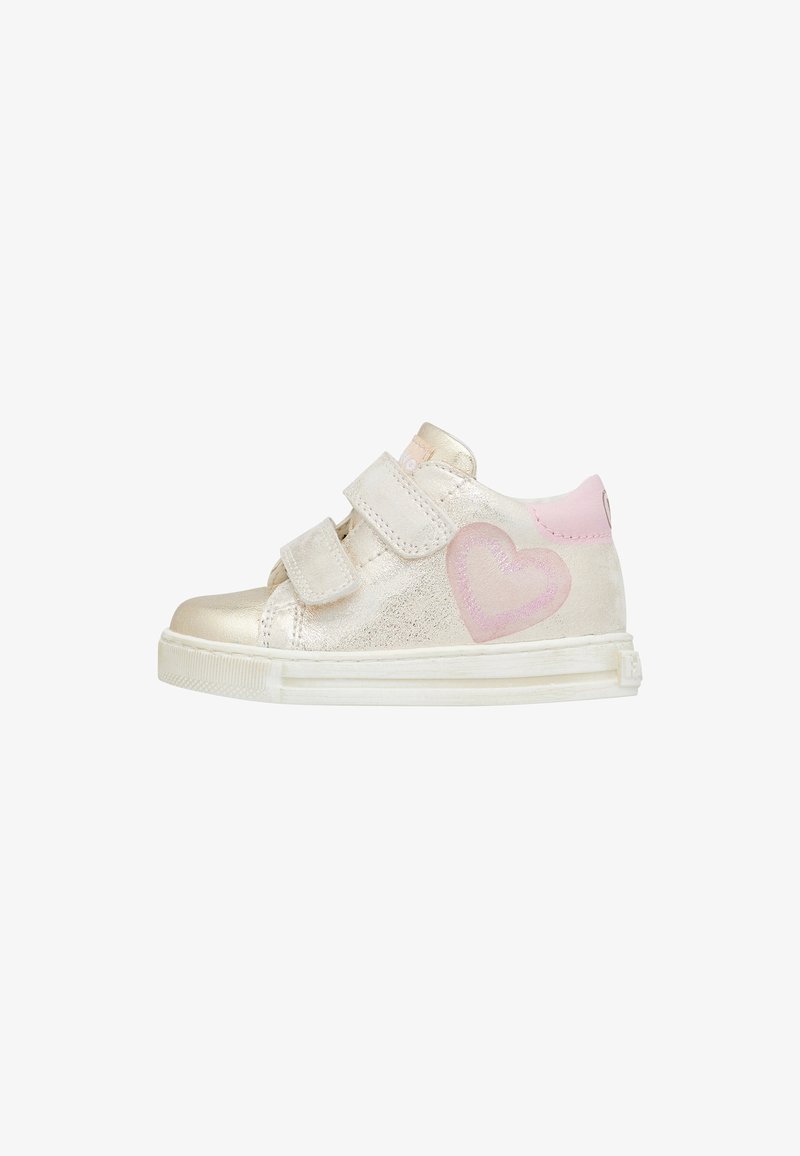 Basket en Velcro de couleur or métallisé avec un accent en forme de cœur rose pâle, présentant une finition texturée et une semelle en caoutchouc blanche.