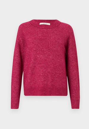 Svetr s dlouhými rukávy a kulatým výstřihem v melírované tmavě růžové pletenině, s žebrovanými manžetami a spodním lemem, vystavený na jednoduchém světlém pozadí.