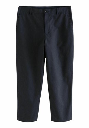 Marineblau gestreifte Hosen mit geradem Schnitt, ausgestattet mit vorderen Taschen und einem Knopfverschluss an der Taille, vor einem schlichten Hintergrund präsentiert.