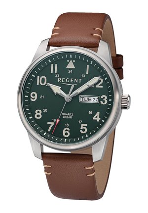Montre à quartz avec un cadran vert, un boîtier en acier inoxydable argenté et un bracelet en cuir marron. Dispose d'un guichet de date, de marqueurs d'heure blancs et d'aiguilles luminescentes.
