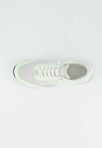 Lehké běžecké boty v bílé a mátově zelené barvě, s vrchní částí z síťoviny, plochými šněrovadly a gumovou podrážkou s texturovaným gripem.