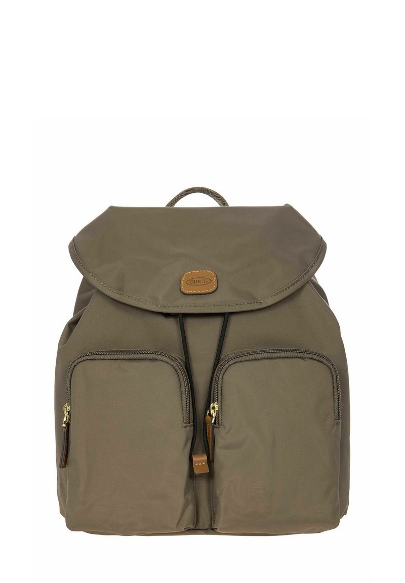 Zaino verde oliva con chiusura a pattina, due tasche frontali con zip, un'etichetta in pelle con logo e una maniglia superiore per il trasporto. Realizzato in tessuto resistente.