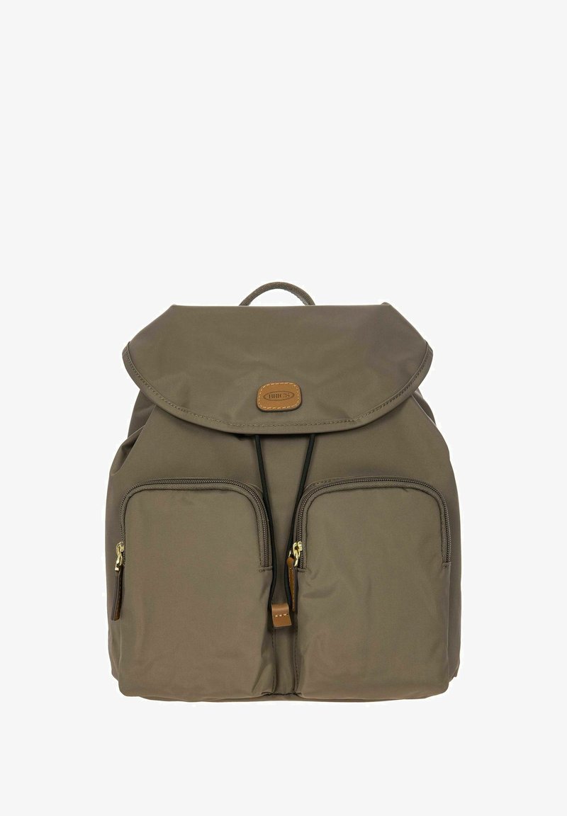 Zaino verde oliva con chiusura a pattina, due tasche frontali con zip, un'etichetta in pelle con logo e una maniglia superiore per il trasporto. Realizzato in tessuto resistente.