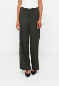 Hlače s širokimi nogavicami iz temno sive tkanine z neznatno teksturo. Imajo ravno sprednjo stran, stranske žepke in pas z zankami.