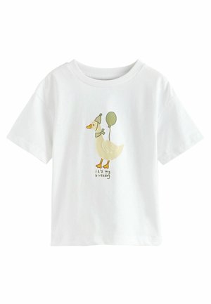 Witte kortom shirt met een eend die een feesthoed en sjaal draagt en een ballon vasthoudt, met de tekst eronder: "het is mijn verjaardag."