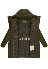 Olive zaļš pūkains jaka ar rāvējslēdzēju priekšā, augstu apkakli un pelēku iekšējo oderi. Iespējas ar logotipu un vairākiem iekšējiem kabatām.