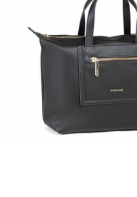 Sorte læder tote taske med en frontlomme med lynlås, guldsimulerede detaljer, korte håndtag og en struktureret form. Mærket "MIRIADA" vises.