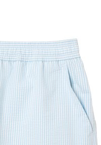 Pantalones cortos de tela a rayas en azul claro con cintura elástica y bolsillos laterales. La tela es ligera y tiene una textura suave.