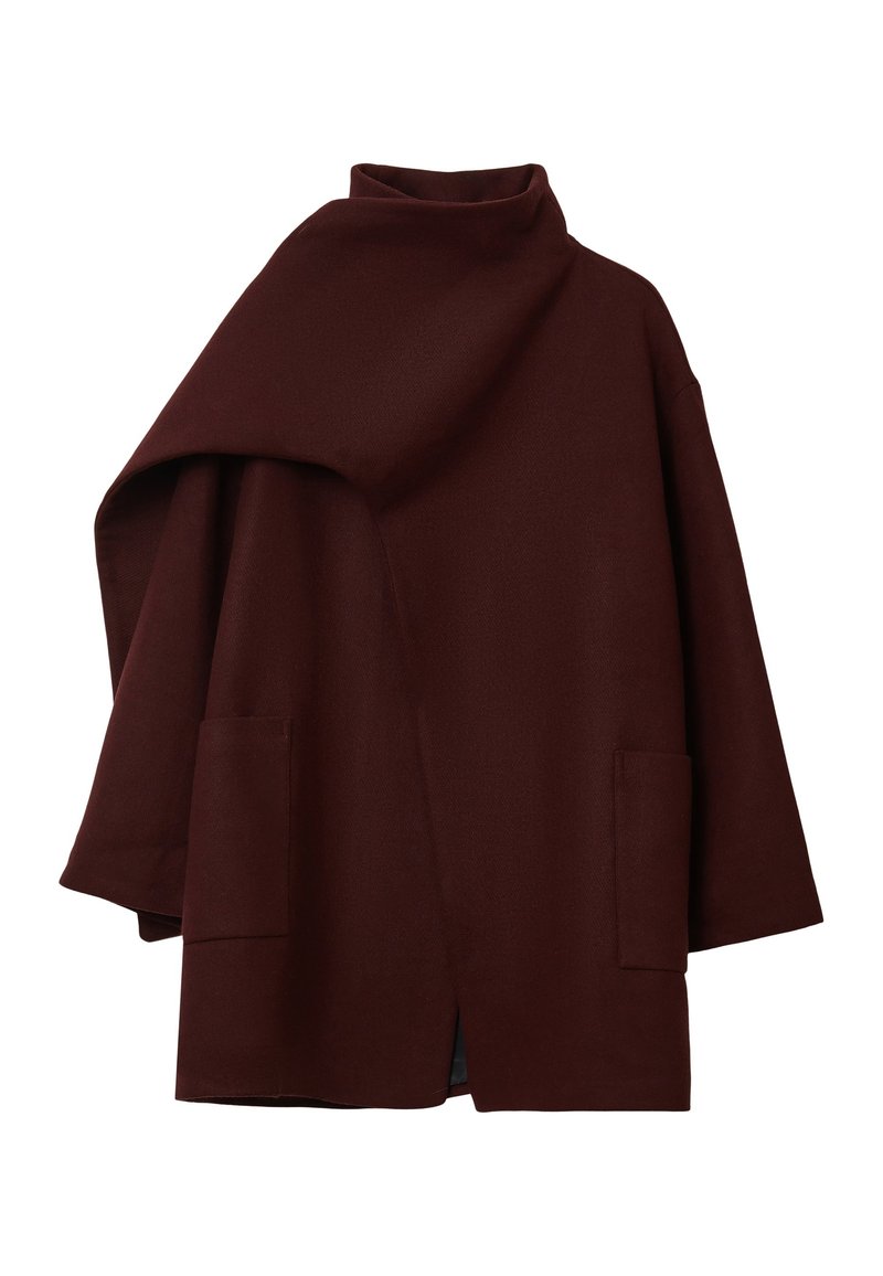 Burgunderfarbener Wollmischmantel mit hohem Kragen, asymmetrischem Design und zwei vorderen Taschen; glatte Textur und lässige Silhouette.