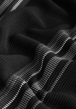 Melnas auduma ar dažādām horizontālām svītrām pelēkos toņos, demonstrējot maigu, teksturētu virsmu ar sarežģītām rakstām.