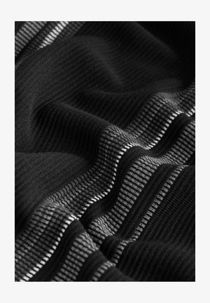 Melnas auduma ar dažādām horizontālām svītrām pelēkos toņos, demonstrējot maigu, teksturētu virsmu ar sarežģītām rakstām.