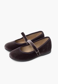 Bailarinas de terciopelo en púrpura oscuro con punta redonda y una sola tira de tela a lo largo del empeine. Textura suave y diseño minimalista.