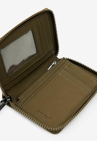 Olijfgroen portemonnee met een rits rondom, voorzien van meerdere kaartsleuven, een doorzichtige ID-pocket en een klein ritsvak voor munten.