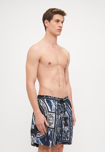 Shorts de bain avec un motif marbré bleu et blanc, taille élastique avec cordon de serrage et coupe ample.