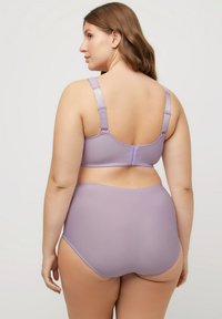 Violetti rintaliivi ja korkeavyötäröiset alusvaatteet. Pehmeä ribbitekstuuri, säädettävät olkaimet ja hakas sulkeminen selässä. Sujuva pinta.