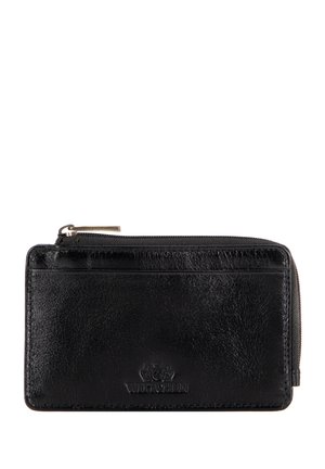 Cartera negra de cuero con cremallera, con logo y escudo en relieve en el frente, forma rectangular, textura suave y tirador de cremallera metálico en la parte superior.