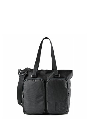 Sac cabas en tissu noir avec deux poches avant zippées, doubles poignées et une bandoulière réglable.