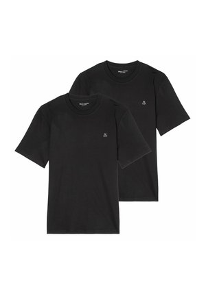 Zwei schlichte schwarze Kurzarm-T-Shirts mit Rundhalsausschnitt und kleinem weißem "M OP" Logo auf der linken Brust.