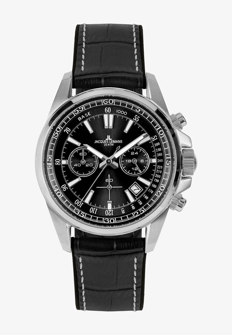 Chronograaf horloge met een zwarte wijzerplaat, roestvrijstalen kast, zilveren accenten en een zwarte lederen band met witte stiksels. Bevat drie subdials.