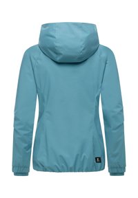 Lys blå hettejakke med elastiske mansjetter og kant, med glatt stofftekstur og en liten logotagg på den nedre siden.