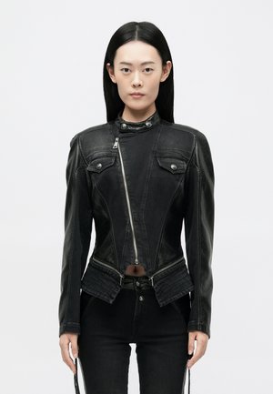 Juodas odinis švarkas su prigludusia forma, užtrauktuku, aukštomis apykaklėmis ir dviem priekinėmis kišenėmis. Yra tekstūruoti akcentai ir trumpa hem.