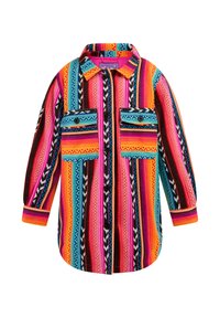 Viacfarebná košeľa na gombíky vyrobená z tkaniny, s jasnými pruhmi v ružovej, oranžovej, čiernej a modrej farbe, a so skúmavými vreckami na prednej strane.