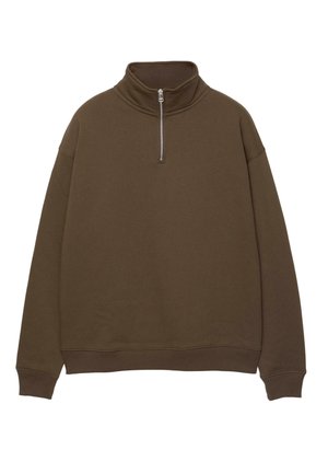 Pullover lungo marrone con maniche lunghe, colletto alto e una mezza zip centrale in argento, polsini e vita a costine.