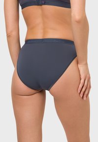 Dunkelgraue Damenunterhose mit einer glatten Textur, hoch geschnittenen Beinausschnitten und einem breiten elastischen Bund mit dezenter Markenkennzeichnung.