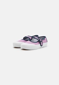 Lila és tengerészkék vászon slip-on cipők kerek orral, állítható hevederrel és fehér gumis talppal. Puha tapintás, kontrasztos színű szakaszokkal.