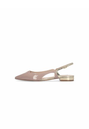 Scarpa piatta slingback in vernice color nudo con punta appuntita, ritagli laterali, tacco basso a blocco in metallo dorato e cinturino con fibbia.