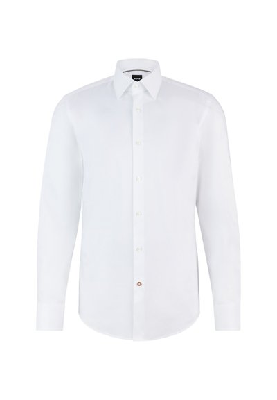 Chemise blanche à manches longues en tissu lisse, avec une fermeture à boutons à l'avant, un col pointu et un ourlet arrondi. Accent notable d'un bouton de marque.