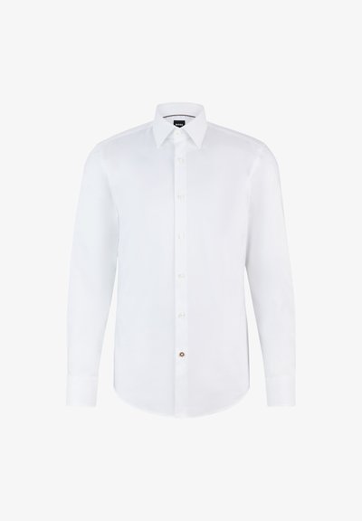 Chemise blanche à manches longues en tissu lisse, avec une fermeture à boutons à l'avant, un col pointu et un ourlet arrondi. Accent notable d'un bouton de marque.