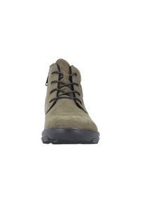 Bottines en daim marron avec des lacets noirs, bout rond et surface texturée. Équipées d'une semelle en caoutchouc noir pour une meilleure adhérence et durabilité.